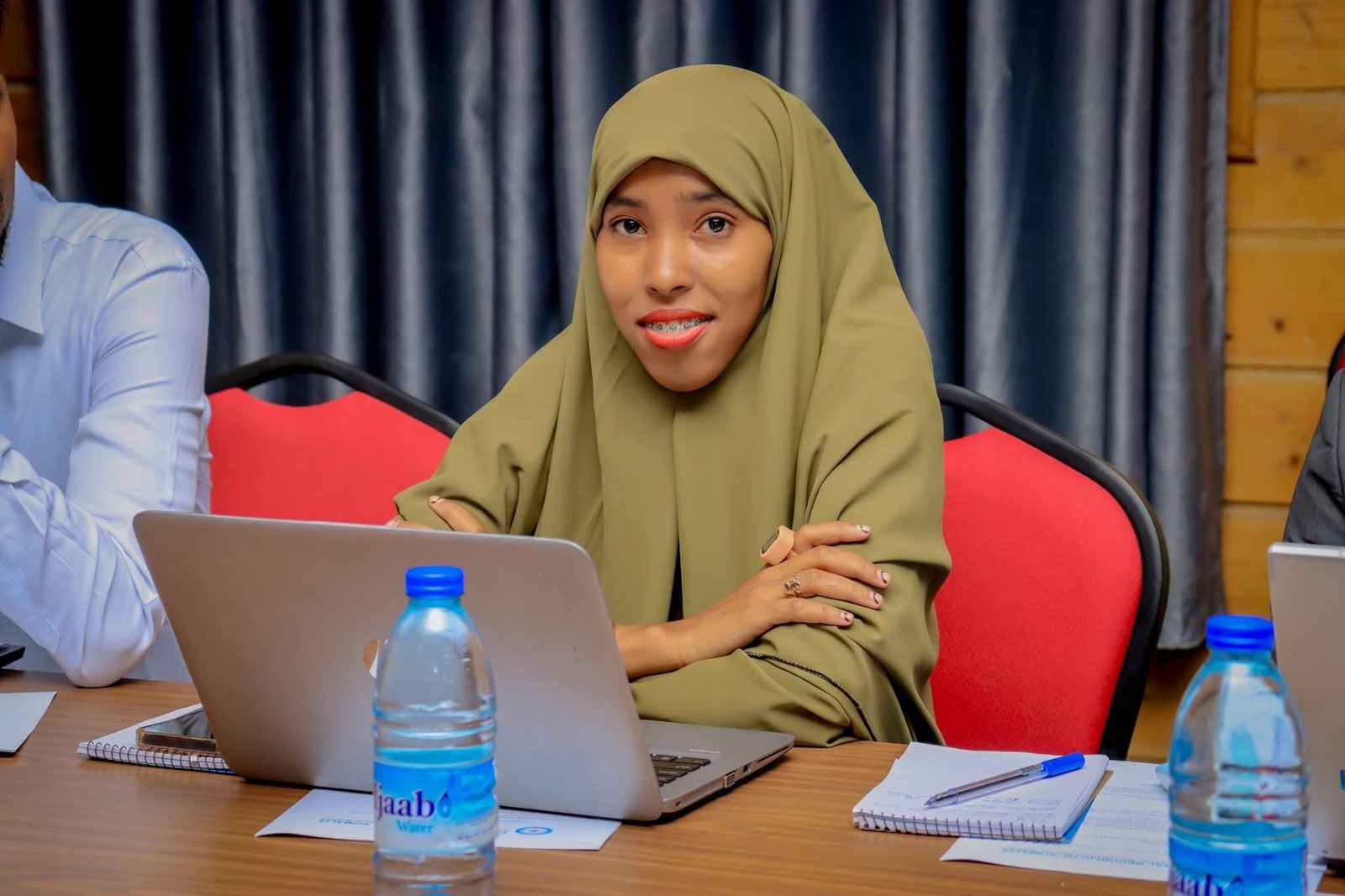 Agaasimaha Wasaarada  𝐌𝐚𝐫𝐰𝐨 𝐅𝐚𝐡𝐢𝐢𝐦𝐚 𝐘𝐮𝐮𝐬𝐮𝐟 𝐀𝐚𝐝𝐞𝐧 oo uu weheliyo Agasimaha Waaxda Maareynta Khataraha Masiibooyinka (DRM), 𝐌𝐮𝐝𝐚𝐧𝐞 𝐌𝐚𝐰𝐥𝐢𝐢𝐝 𝐗𝐚𝐬𝐚𝐧 𝐂𝐚𝐥𝐢, ayaa magaalada Muqdisho kaga qayb galay aqoon-is-weydaarsi heer qaran ah oo ku saabsan  Tri-Part Framework